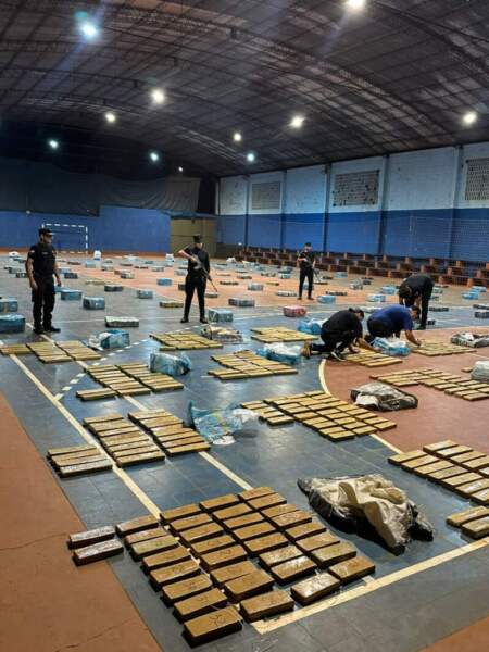 Más de 3,5 toneladas de marihuana valuadas en $13.300 millones: contundente golpe al narcotráfico en Misiones imagen-11