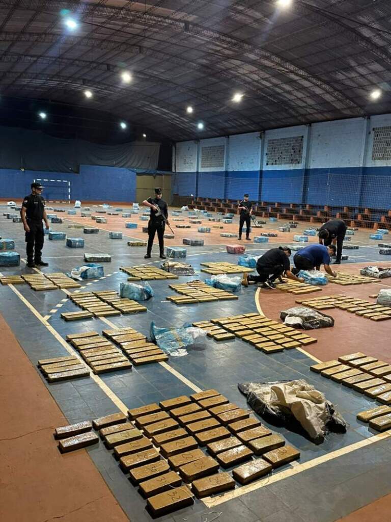 Más de 3,5 toneladas de marihuana valuadas en $13.300 millones: contundente golpe al narcotráfico en Misiones Más de 3,5 toneladas de marihuana valuadas en $13.300 millones: contundente golpe al narcotráfico en Misiones imagen-28