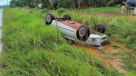 Un auto terminó volcado en la banquina de la Ruta Nacional 12 tras un despiste en Santa Ana imagen-4