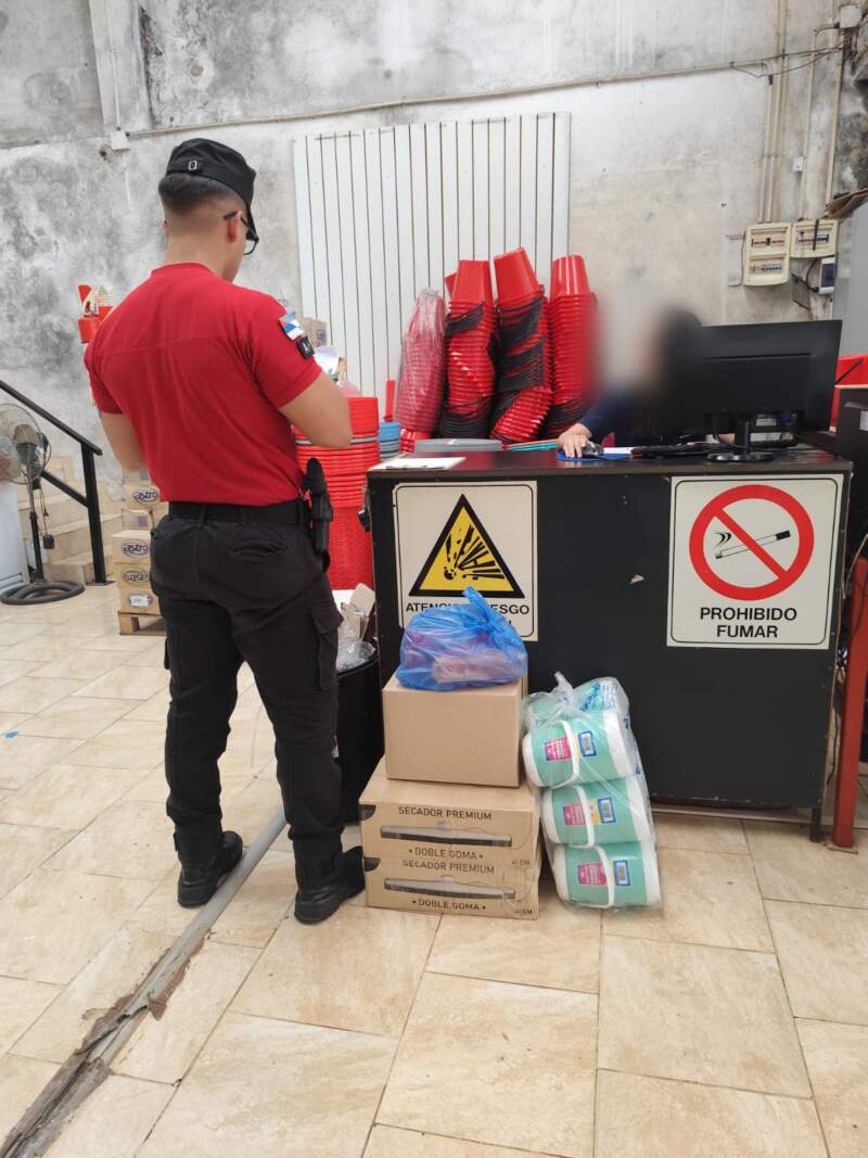 Controles y concientización: policías detectaron venta irregular de pirotecnia en comercios de la provincia imagen-12