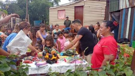 Realizaron una jornada solidaria con entrega de juguetes en los barrios Néstor Kirchner, La Victoria y Alberto Fernández imagen-11