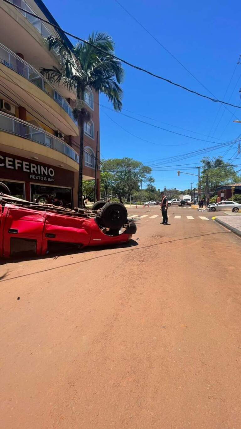 San Vicente: un adolescente de 16 años manejaba una camioneta, colisionó con un auto y volcó imagen-17