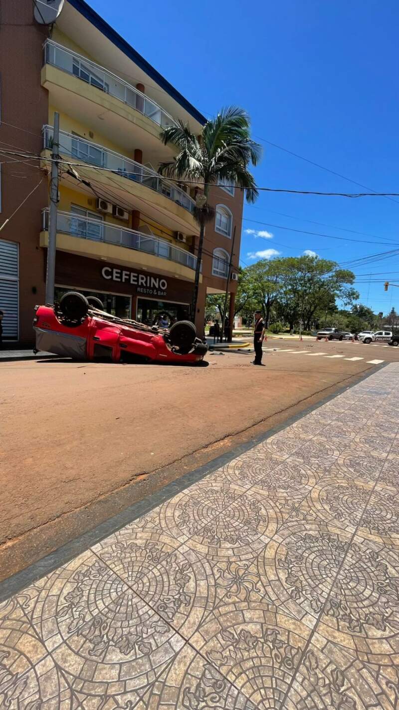 San Vicente: un adolescente de 16 años manejaba una camioneta, colisionó con un auto y volcó imagen-2