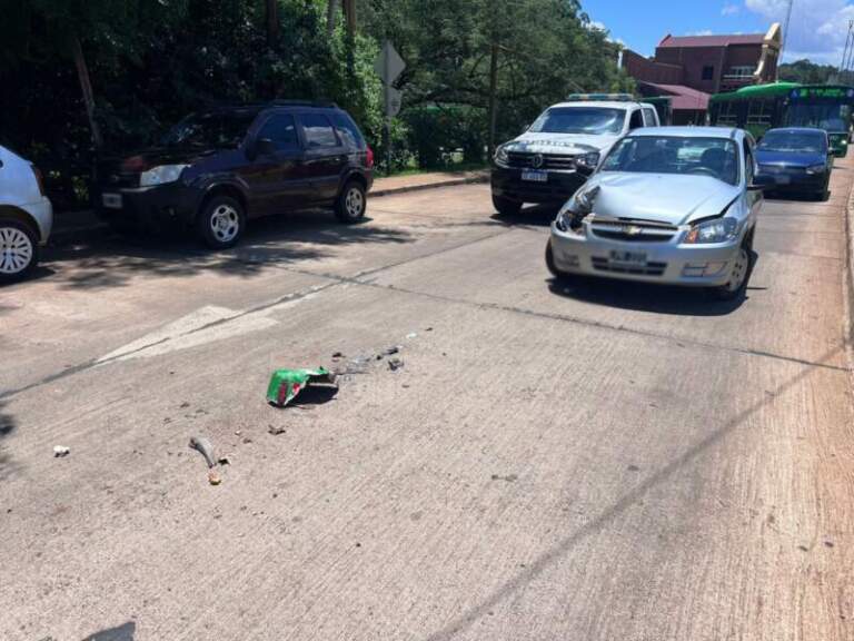 Choque entre un colectivo y un automóvil en la colectora de la Ruta Nacional 12 imagen-18