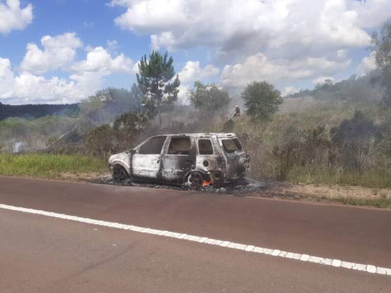 Incendio de un automóvil sobre la Ruta Nacional 14 imagen-19