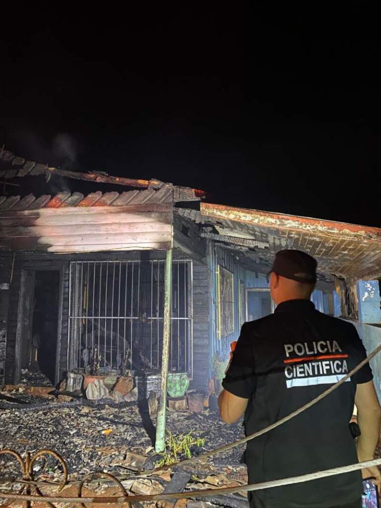 San Vicente: un hombre murió tras incendiarse su vivienda durante la madrugada y su hija logró escapar de las llamas imagen-32