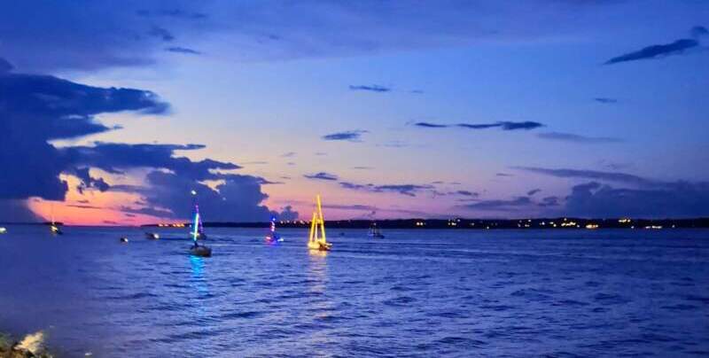 Embarcaciones realizaron una salida navideña por el río Paraná frente a la Costanera de Posadas imagen-12