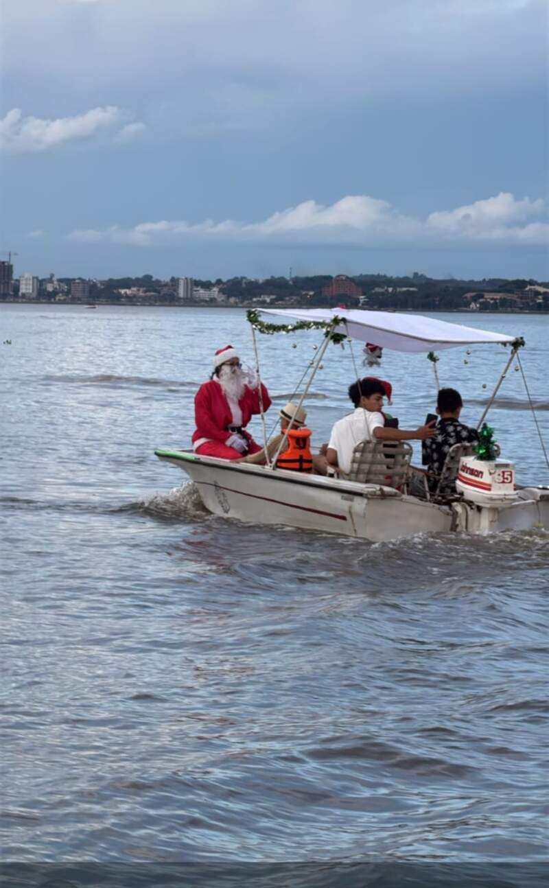 Embarcaciones realizaron una salida navideña por el río Paraná frente a la Costanera de Posadas imagen-2