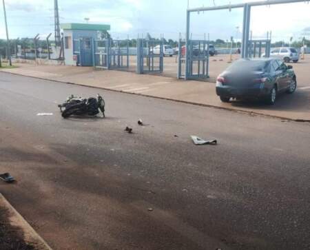 Motociclista resultó herido tras chocar contra un auto frente al supermercado de Posadas imagen-11