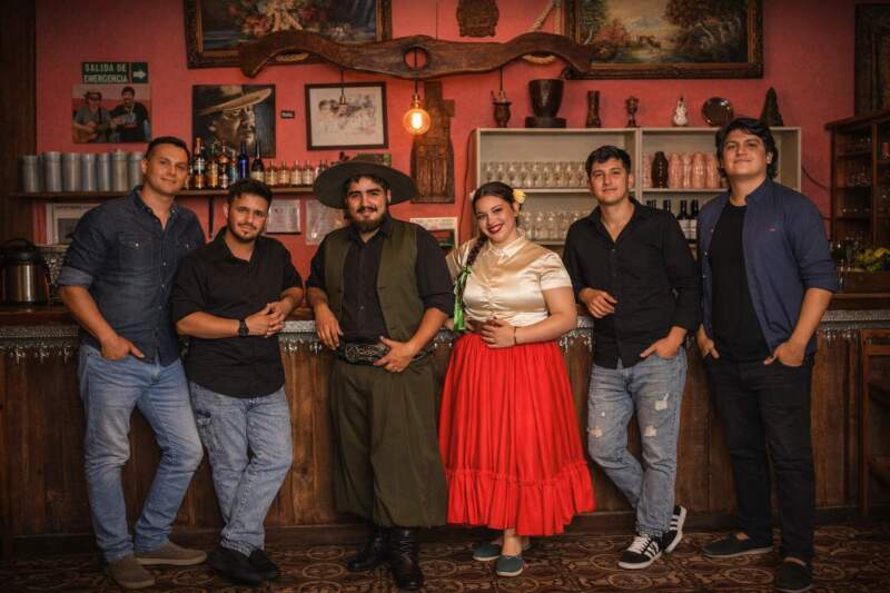 Che Roga presenta un nuevo videoclip que enlaza dos clásicos chamameceros y busca expandir el género hacia nuevos públicos imagen-13