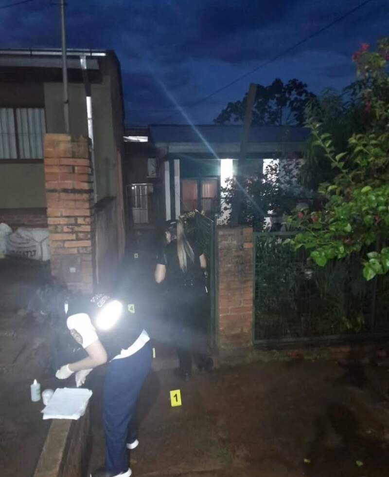 Junto a su novia ingresó a la casa de sus padres y los atacó: la pareja fue detenida en Puerto Rico imagen-12