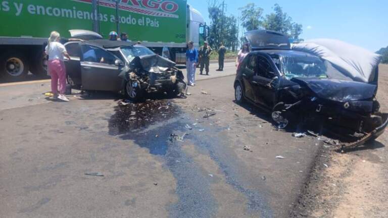 Choque frontal en la Ruta Nacional 105 dejó dos mujeres con lesiones graves Choque frontal en la Ruta Nacional 105 dejó dos mujeres con lesiones graves imagen-5