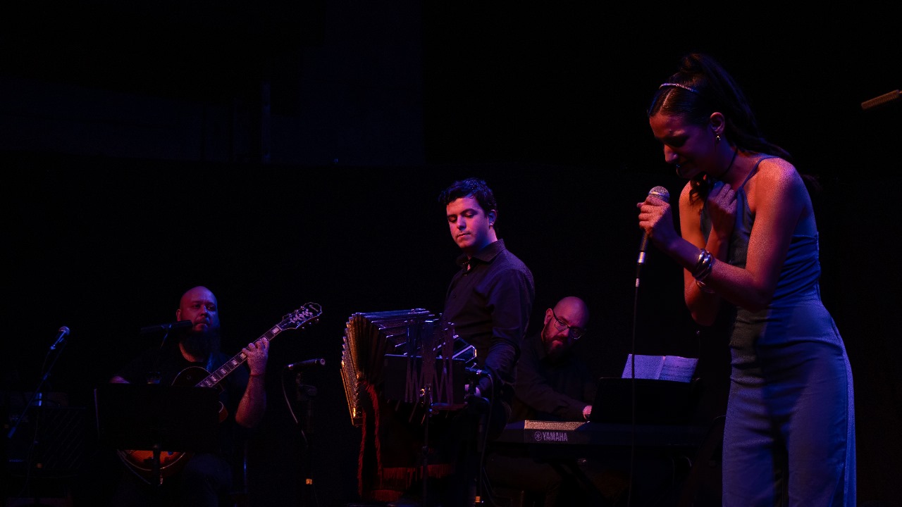 El Quinteto Tangazo y la voz de Loreley Benítez Kitegroski llevan la obra de Astor Piazzolla a una gira de fin de año por el Litoral 3 El Quinteto Tangazo y la voz de Loreley Benítez Kitegroski llevan la obra de Astor Piazzolla a una gira de fin de año por el Litoral imagen-2