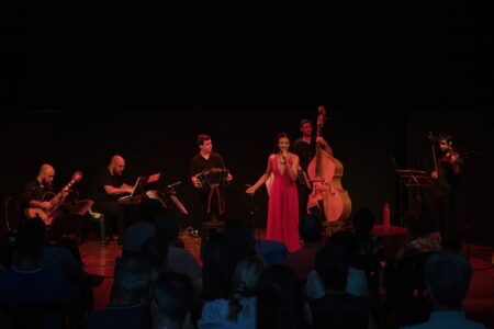 El Quinteto Tangazo y la voz de Loreley Benítez Kitegroski llevan la obra de Astor Piazzolla a una gira de fin de año por el Litoral El Quinteto Tangazo y la voz de Loreley Benítez Kitegroski llevan la obra de Astor Piazzolla a una gira de fin de año por el Litoral imagen-4