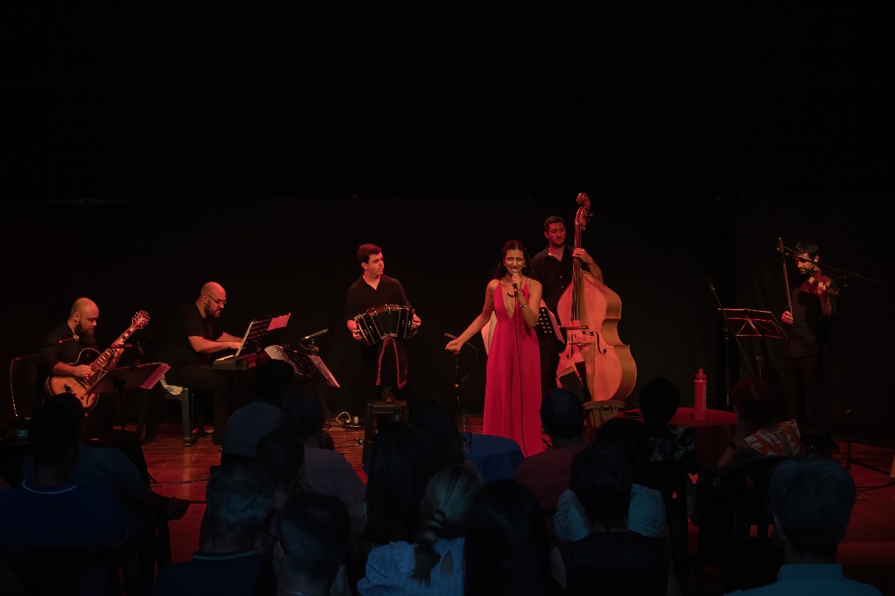 El Quinteto Tangazo y la voz de Loreley Benítez Kitegroski llevan la obra de Astor Piazzolla a una gira de fin de año por el Litoral El Quinteto Tangazo y la voz de Loreley Benítez Kitegroski llevan la obra de Astor Piazzolla a una gira de fin de año por el Litoral imagen-6