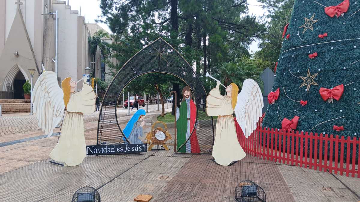 Oberá: se encendieron las luces del árbol navideño y se presentó el pesebre restaurado en la plazoleta Güemes 5 Oberá: se encendieron las luces del árbol navideño y se presentó el pesebre restaurado en la plazoleta Güemes imagen-4