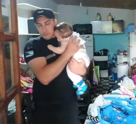 La Policía resguardó a un bebé de siete meses que había quedado solo en una vivienda de Apóstoles imagen-6