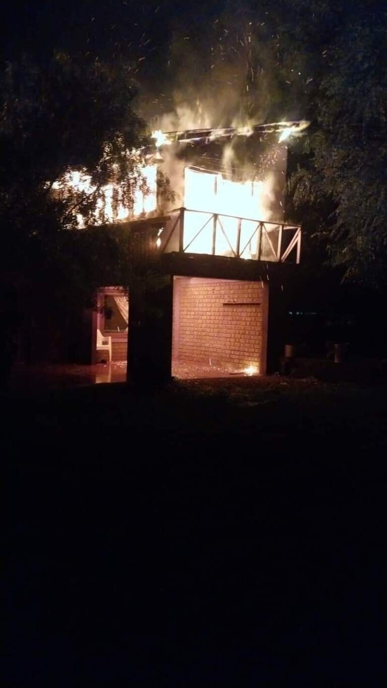 Atacó a su ex pareja, causó daños, incendió la casa y terminó detenido en Campo Ramón imagen-26