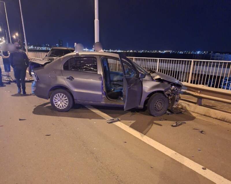 Colisión entre dos automóviles en el acceso sur: un conductor fue trasladado al hospital imagen-4
