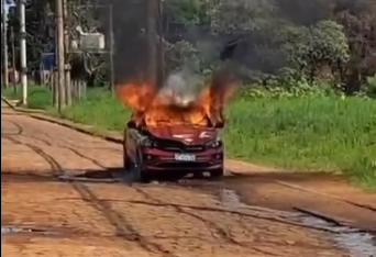 Garupá: se incendió un automóvil en plena vía pública y solo se registraron daños materiales imagen-5