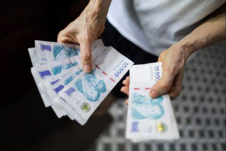 Casi 8 de cada 10 argentinos siente que su salario pierde contra la inflación, según una encuesta imagen-11