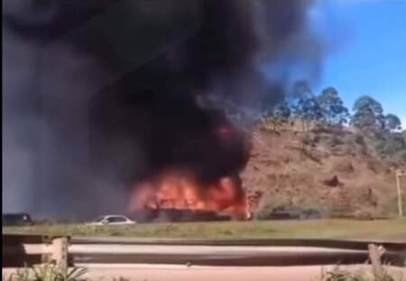 Incendio en colectivo de turismo provoca descenso fuera de control en Minas Gerais imagen-5