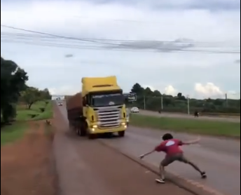 Paraguay en alerta por un reto viral donde adolescentes se filman frente a camiones en plena ruta imagen-14