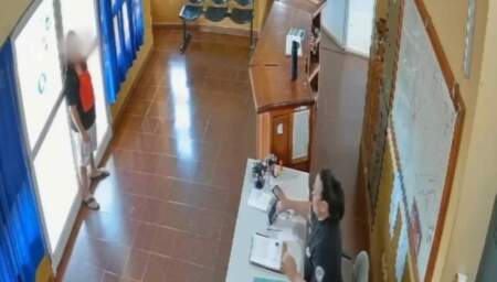 Entró a una comisaría empapada en alcohol y se prendió fuego: Policías evitaron una tragedia imagen-2