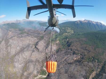 Amplio trabajo de los helicópteros del Ejército Argentino en los incendios en la provincia de Chubut imagen-7