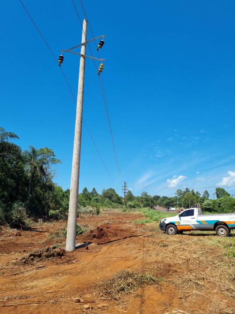 Energía de Misiones: Remodelación de línea troncal “Leoni” mejora el servicio en la localidad 3 Energía de Misiones: Remodelación de línea troncal “Leoni” mejora el servicio en la localidad imagen-2