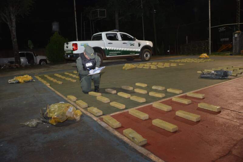 Abandonan 193 kilos de marihuana en la costa del río Paraná, en el Alto Paraná imagen-11