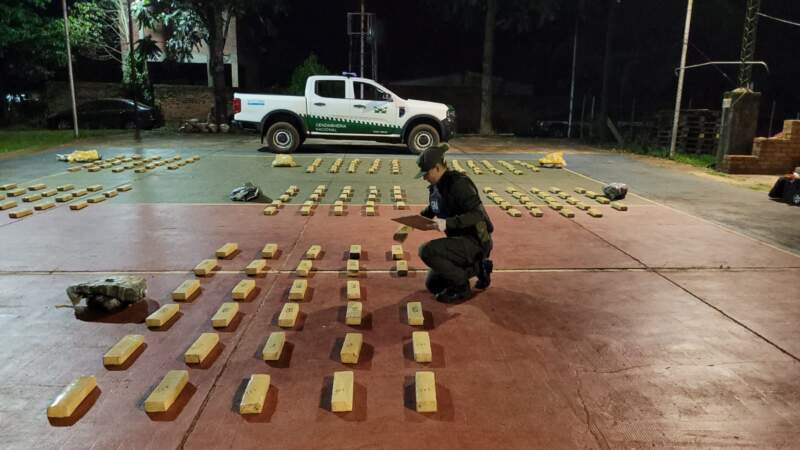 Abandonan 193 kilos de marihuana en la costa del río Paraná, en el Alto Paraná imagen-6