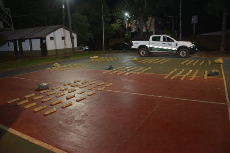 Abandonan 193 kilos de marihuana en la costa del río Paraná, en el Alto Paraná imagen-2
