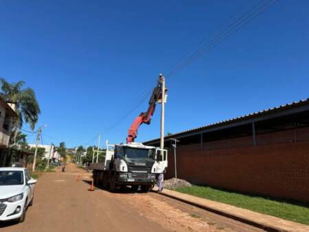 Puerto Iguazú: 200 nuevas columnas de hormigón se instalaron en la red eléctrica en 2025 imagen-14