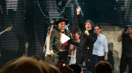 Milei cantó con el Chaqueño Palavecino en Jesús María y le agradeció a Córdoba por “ayudarlo a ser Presidente” imagen-4