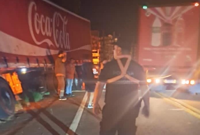 Un camión de gran porte despistó sobre la Ruta Nacional 12 a la altura del puente Piray Guazú Un camión de gran porte despistó sobre la Ruta Nacional 12 a la altura del puente Piray Guazú imagen-7