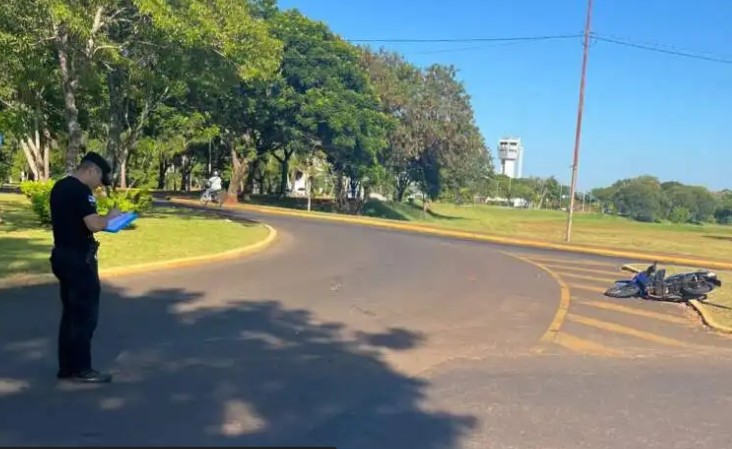 Acceso Oeste: un Focus blanco estacionado en el aeropuerto en la mira por el choque a una motociclista que lucha por su vida, registran al conductor retirando la patente imagen-23