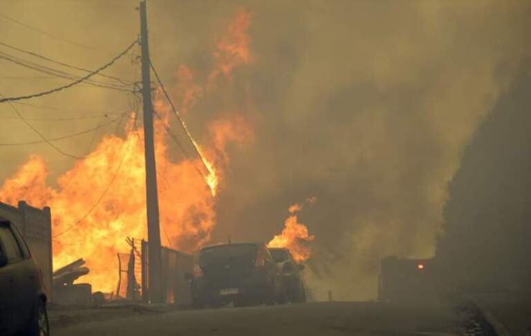 Devastadores incendios en el sur de Chile: al menos 18 muertos y más de 50.000 evacuados Devastadores incendios en el sur de Chile: al menos 18 muertos y más de 50.000 evacuados imagen-15