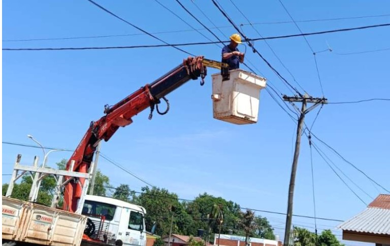 Puerto Iguazú: vinculan líneas desde las Estaciones Transformadoras para mejorar la distribución eléctrica en los barrios Puerto Iguazú: vinculan líneas desde las Estaciones Transformadoras para mejorar la distribución eléctrica en los barrios imagen-6