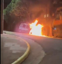 Falla mecánica provocó el incendio de un vehículo en el centro de Posadas imagen-5