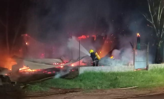 Un voraz incendio destruyó por completo una vivienda en Eldorado imagen-7