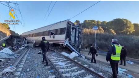 La investigación del accidente ferroviario en España que dejó al menos 40 muertos apunta a la rotura de la vía imagen-38