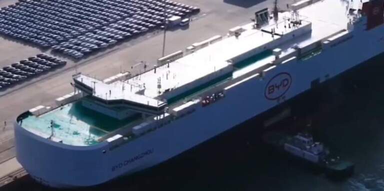 El barco chino que descargó 7 mil autos en Zárate, por dentro imagen-13