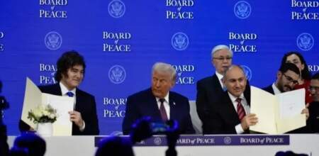 Javier Milei firmó la integración de la Argentina al Consejo de Paz de Donald Trump Javier Milei firmó la integración de la Argentina al Consejo de Paz de Donald Trump imagen-3