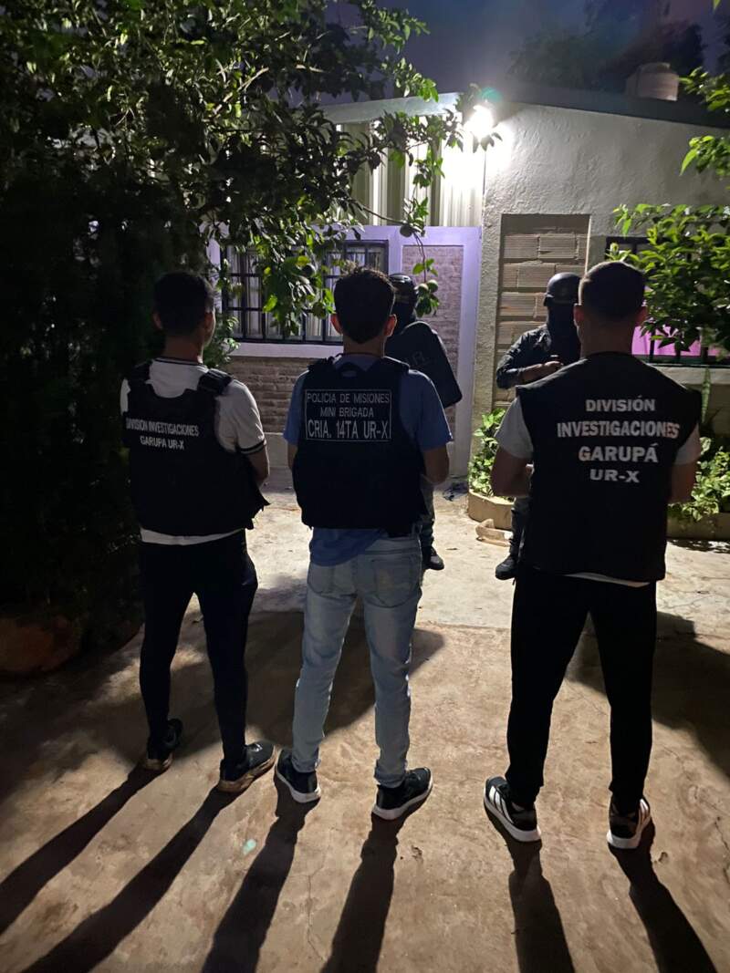 Robo armado a un aserradero en Candelaria: siete allanamientos simultáneos, secuestro de dinero y dos detenidos tras un amplio operativo policial 13 Robo armado a un aserradero en Candelaria: siete allanamientos simultáneos, secuestro de dinero y dos detenidos tras un amplio operativo policial imagen-12