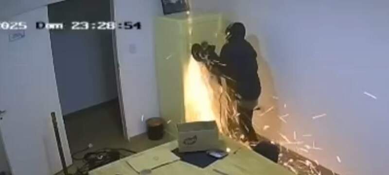 Robo armado a un aserradero en Candelaria: siete allanamientos simultáneos, secuestro de dinero y dos detenidos tras un amplio operativo policial 11 Robo armado a un aserradero en Candelaria: siete allanamientos simultáneos, secuestro de dinero y dos detenidos tras un amplio operativo policial imagen-10