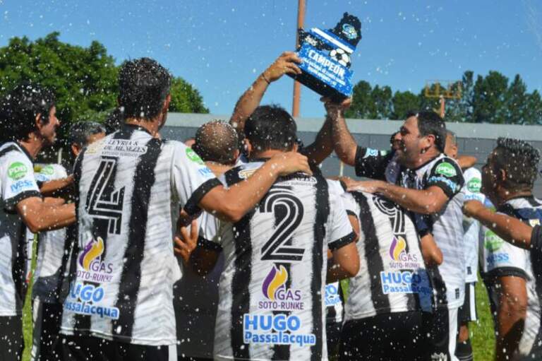 El Decano campeón del fútbol senior imagen-16