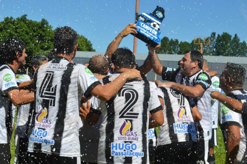 El Decano campeón del fútbol senior imagen-12