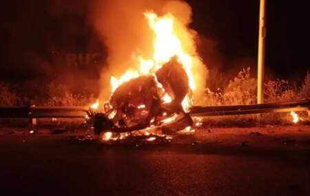 Tragedia: Cuatro fallecidos y una mujer grave tras volcar e incendiarse un vehículo en la autovía y 25 de Mayo Tragedia: Cuatro fallecidos y una mujer grave tras volcar e incendiarse un vehículo en la autovía y 25 de Mayo imagen-14