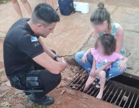 Tensión en Garupá: una niña quedó atrapada en una boca de tormenta y fue rescatada sin lesiones Tensión en Garupá: una niña quedó atrapada en una boca de tormenta y fue rescatada sin lesiones imagen-3